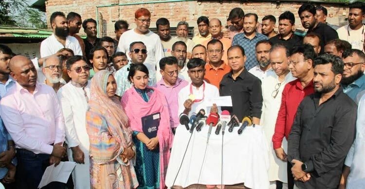 ‘হেক্সাগার্ড রোভার’ রোবটের উদ্ভাবক তরুণ জিহাদের পাশে তারেক রহমান