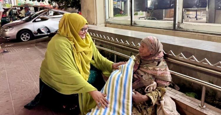 তারেক রহমানের জন্মদিনে ছাত্রদল নেত্রীর শীতবস্ত্র বিতরণ