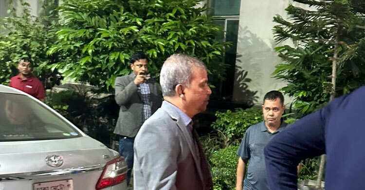 খালেদা জিয়ার খোঁজ নিতে হাসপাতালে উপদেষ্টা-বিএনপি নেতারা