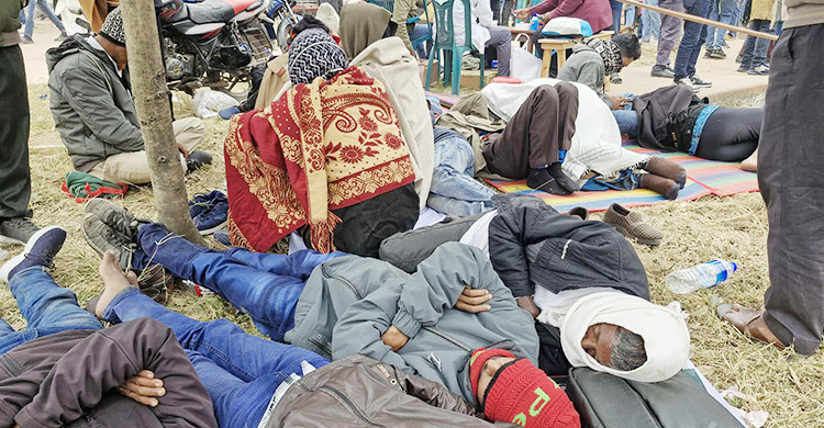 সারারাতের ক্লান্তি ঘোচাতে বিশ্রাম নিচ্ছেন কেউ কেউ, চলছে স্লোগানও