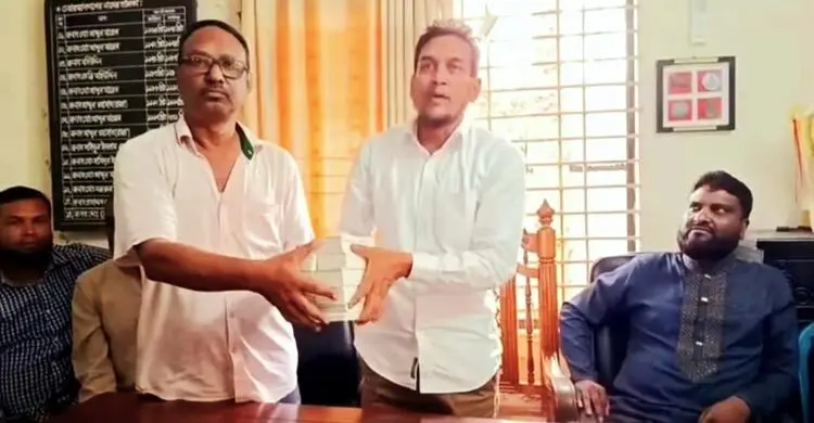 ভিজিএফের অর্ধেক কার্ড বিএনপি নেতাদের হাতে তুলে দিলেন চেয়ারম্যান