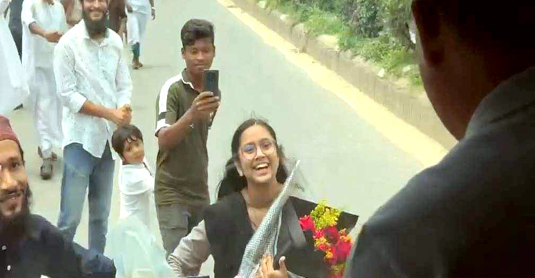 ভালুকায় গাড়ি থামিয়ে শুভেচ্ছা নিলেন প্রধানমন্ত্রী