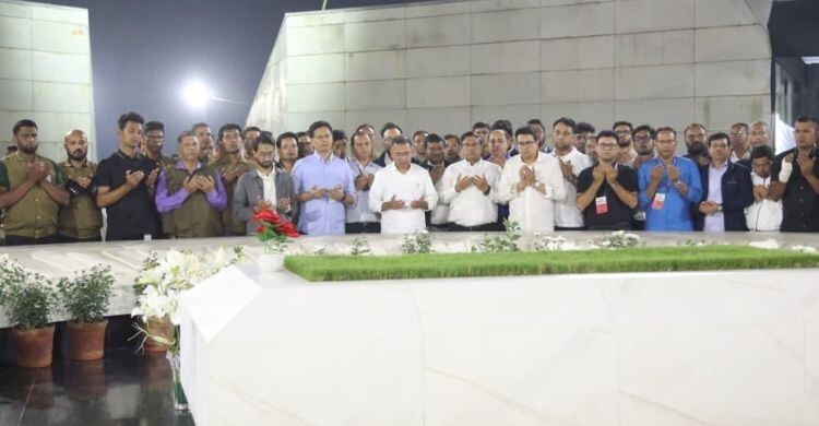 প্রচারণা শেষ তারেক রহমানের, ঘরে ফিরলেন মা-বাবার কবর জিয়ারত করে