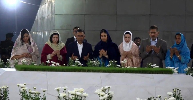 সপরিবারে মা-বাবার কবর জিয়ারত করলেন প্রধানমন্ত্রী তারেক রহমান