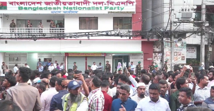 নয়াপল্টনে বিএনপি কার্যালয়ে তারেক রহমানের আগমন ঘিরে নেতাকর্মীদের ঢল