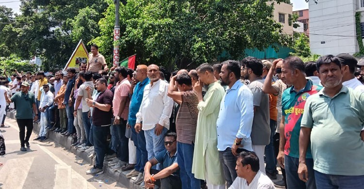 জিয়া উদ্যানে নেতাকর্মীদের ঢল