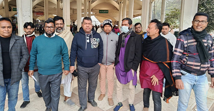 খালেদা জিয়ার জানাজায় অংশ নিতে ঢাকার পথে বহু মানুষ