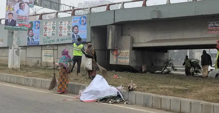 পূর্বাচল সড়কের আবর্জনা অপসারণ করছে সিটি করপোরেশন