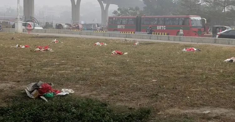 পূর্বাচল সড়কের আবর্জনা অপসারণ করছে সিটি করপোরেশন