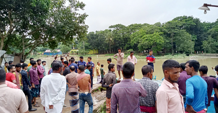 কংস নদে ধানবোঝাই নৌকা ডুবে শ্রমিক নিখোঁজ