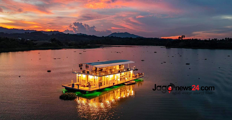 পর্যটকদের পছন্দের শীর্ষে কাপ্তাই হ্রদে ছুটে চলা হাউজবোট