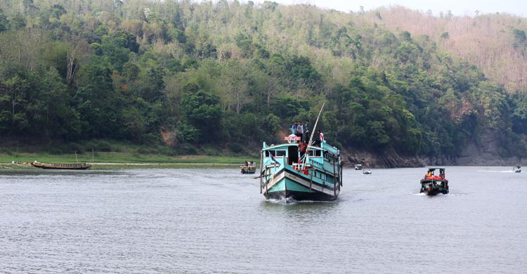 কাপ্তাই হ্রদে স্পিডবোট চলাচল বন্ধ, ভোগান্তিতে যাত্রীরা