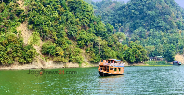 পর্যটকদের পছন্দের শীর্ষে কাপ্তাই হ্রদে ছুটে চলা হাউজবোট