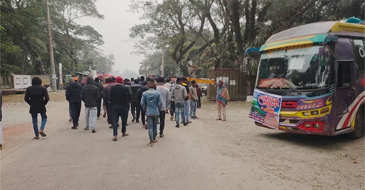 সুন্দরবনে পর্যটনবাহী প্রায় ৪০০ জালিবোটসহ লঞ্চ ও ট্রলার চলাচল বন্ধ করে দিয়েছে মালিকপক্ষ। ফলে দূর-দূরান্ত থেকে আসা দেশি-বিদেশি পর্যটকরা ফিরে যাচ্ছেন