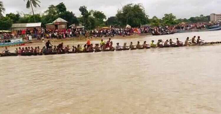 নড়াইলে নৌকাবাইচ দেখতে হাজারো মানুষের ঢল