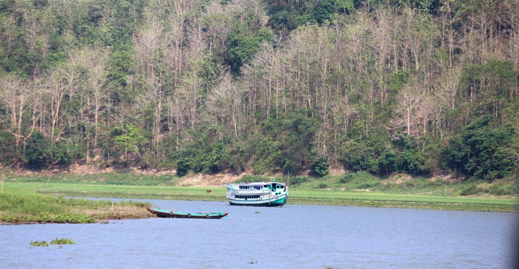 কাপ্তাই হ্রদে স্পিডবোট চলাচল বন্ধ, ভোগান্তিতে যাত্রীরা
