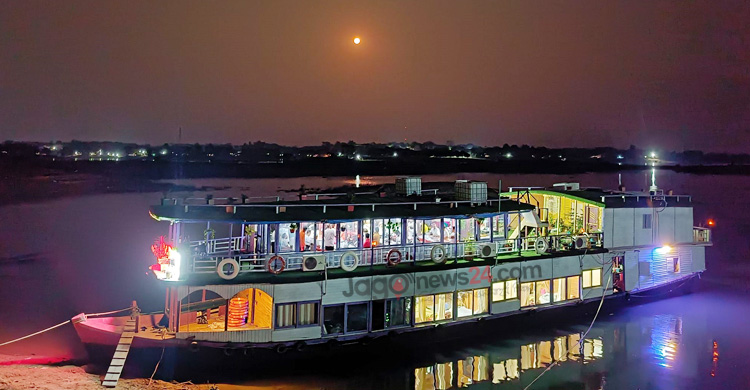 পর্যটকদের পছন্দের শীর্ষে কাপ্তাই হ্রদে ছুটে চলা হাউজবোট