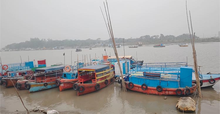 সুন্দরবনে পর্যটনবাহী প্রায় ৪০০ জালিবোটসহ লঞ্চ ও ট্রলার চলাচল বন্ধ করে দিয়েছে মালিকপক্ষ। ফলে দূর-দূরান্ত থেকে আসা দেশি-বিদেশি পর্যটকরা ফিরে যাচ্ছেন