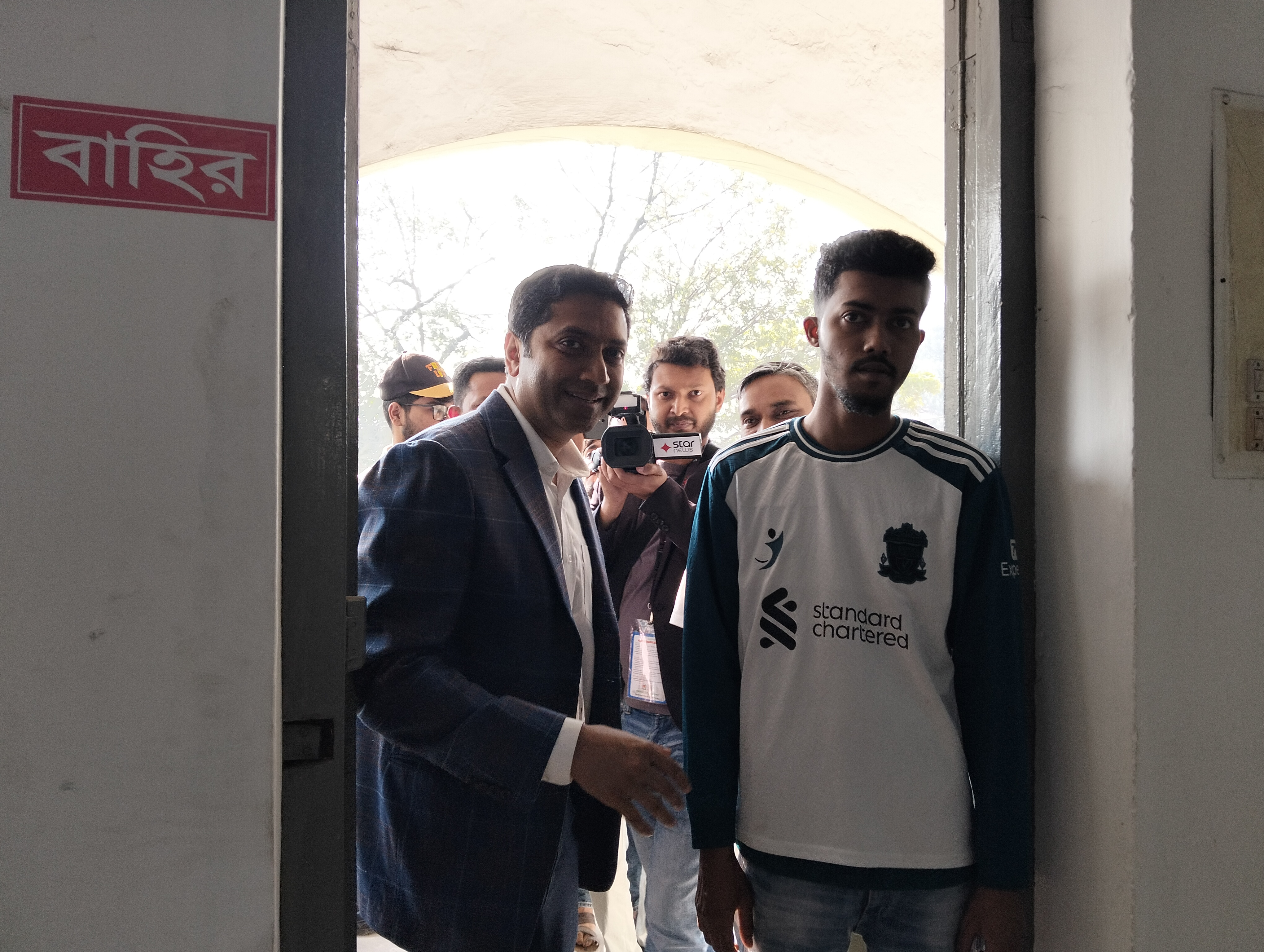 ভোটকেন্দ্র পরিদর্শনে ববি হাজ্জাজ