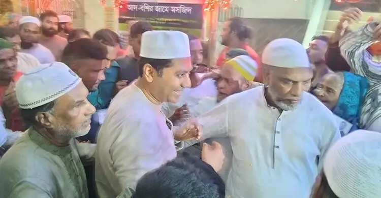 জেনেভা ক্যাম্পে নামাজ শেষে নির্বাচনি গণসংযোগ করেছেন ববি হাজ্জাজ