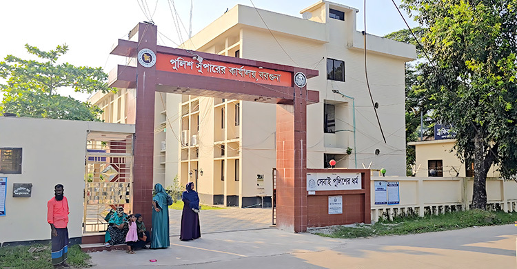 বরগুনায় পুলিশ সুপারের কার্যালয়ের সামনে ঝুলছিল যুবকের মরদেহ