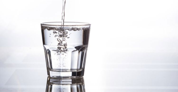 ঘুম থেকে উঠেই পানি খাবেন কেন