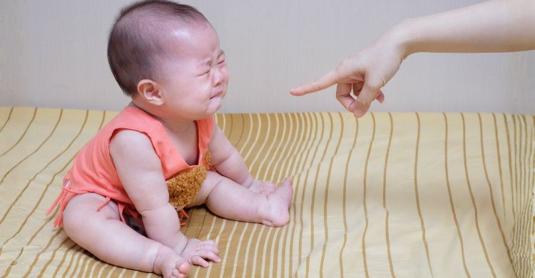 শিশুকে চিৎকার করে বকাবকি করলে কী হয় জানেন?