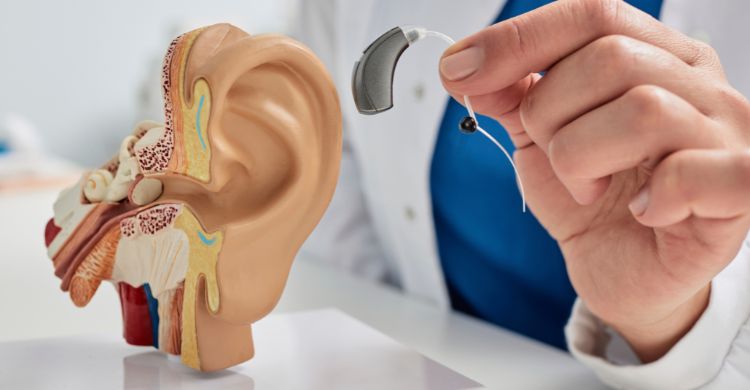 বয়স বাড়লে কি কানে কম শোনা স্বাভাবিক