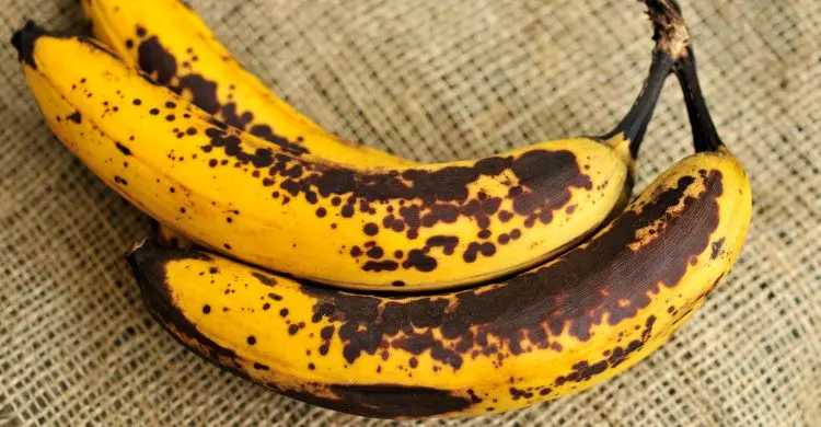 কলা বেশি পেকে গেছে? না ফেলে তৈরি করুন মজাদার বানানা কেক