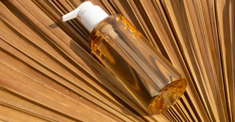 ক্লিনজিং ওয়েল নাকি মেকআপ রিমুভার? কোনটি ত্বকের জন্য ভালো