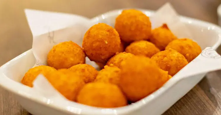 বাইরে মচমচে ভেতরে সফট, ঘরেই বানান চিজবল