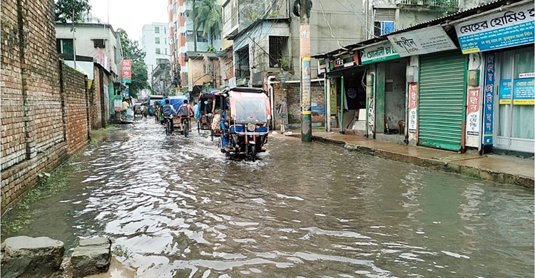 বগুড়ায় দু’দিনের টানা বৃষ্টিতে জলাবদ্ধ গোটা শহর
