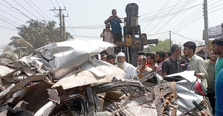 বগুড়ায় বাস-প্রাইভেটকার মুখোমুখি সংঘর্ষে নিহত বেড়ে ৪