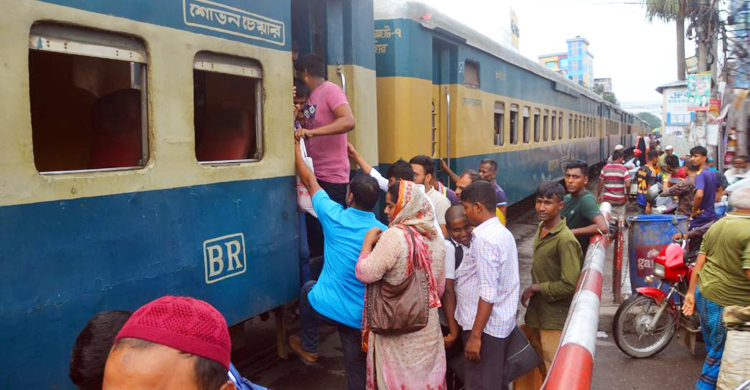 ইঞ্জিন বিকল, বগুড়া শহরের মাঝপথে থেমে যায় ট্রেন