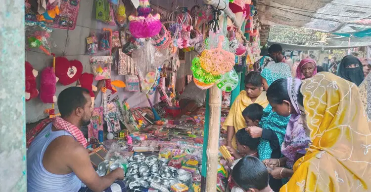 বগুড়ায় দুর্গোৎসবকে ঘিরে জমজমাট বউমেলা