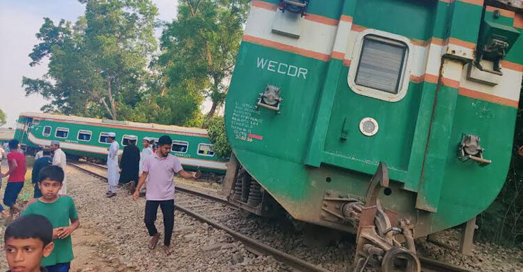 কুমিল্লায় ট্রেন দুর্ঘটনা: গরমে লাইন বেঁকে যাওয়ার সত্যতা মেলেনি