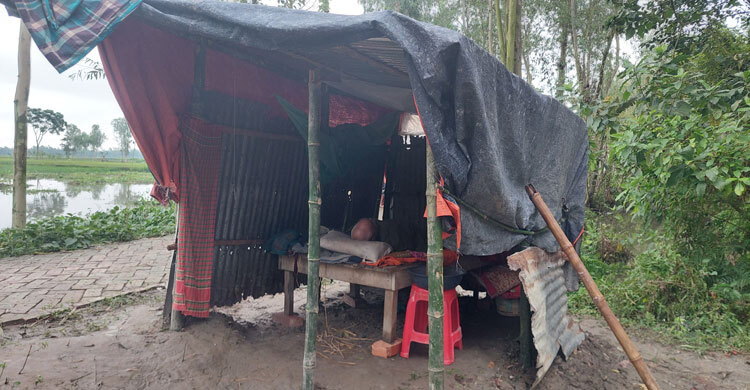 শেষ বয়সে খুপরিতে দিন কাটছে প্রবাসীর, পাশে নেই স্ত্রীসহ স্বজনরা