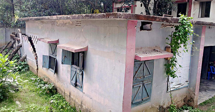 ঝুঁকিপূর্ণ ৩ ভবনে চলে দাপ্তরিক কাজ, ছয় দপ্তরে নেই প্রধান কর্