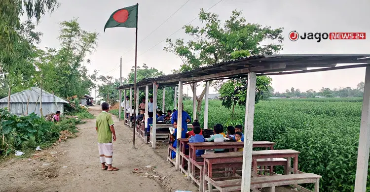 ৬ বার নদীগর্ভে বিদ্যালয়, তবু নেভেনি শিক্ষার আলো