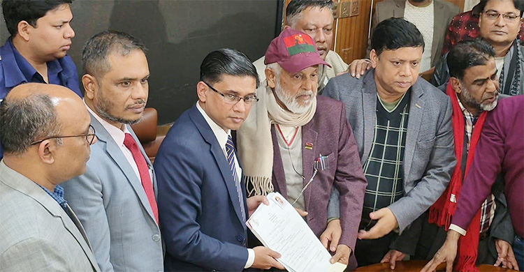 খালেদা জিয়ার টিপসই দেওয়া মনোনয়নপত্র জমা দিলেন নেতারা