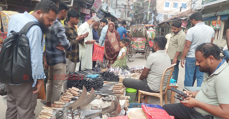 শেষ মুহূর্তে চাপাতি-চাকু-ছুরি কেনার ধুম