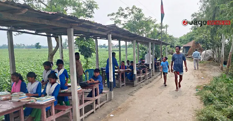 ৬ বার নদীগর্ভে বিদ্যালয়, তবু নেভেনি শিক্ষার আলো