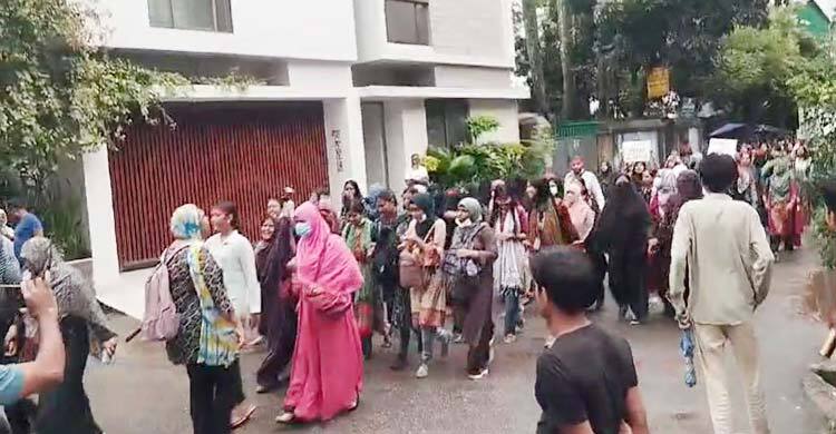 বগুড়ায় বৃষ্টি উপেক্ষা করে সড়কে শিক্ষার্থীরা