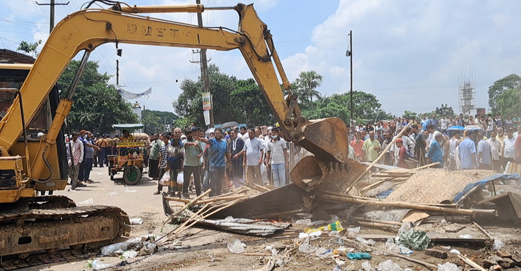 সান্তাহার জংশন এলাকায় ৫ শতাধিক অবৈধ স্থাপনা উচ্ছেদ