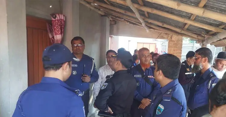 বগুড়ায় দুই শিশুকে গলা কেটে হত্যার পর ফাঁস নিলেন মা