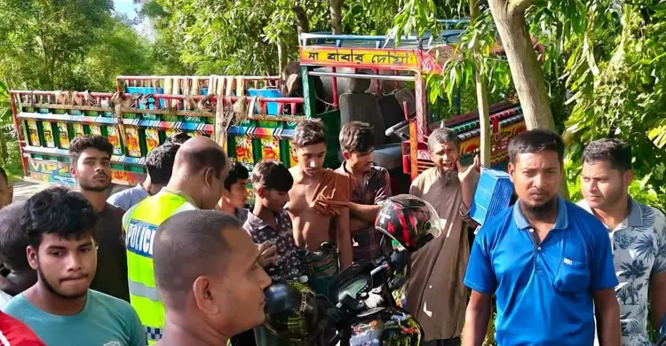 বগুড়ায় গরুবাহী ভটভটি উল্টে ব্যবসায়ীসহ নিহত ২