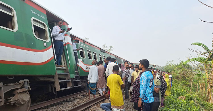 লাল পতাকা দেখানো হলেও ট্রেন থামাননি চালক, দাবি স্থানীয়ের
