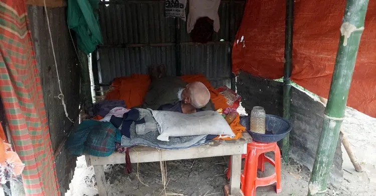 শেষ বয়সে খুপরিতে দিন কাটছে প্রবাসীর, পাশে নেই স্ত্রীসহ স্বজনরা