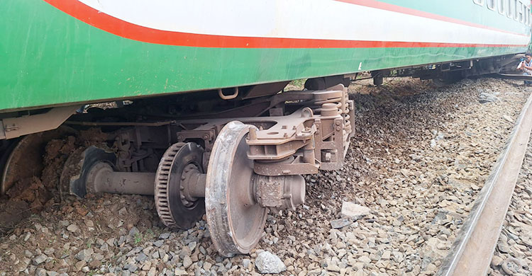 লাল পতাকা দেখানো হলেও ট্রেন থামাননি চালক, দাবি স্থানীয়ের