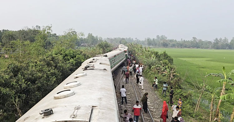 লাল পতাকা দেখানো হলেও ট্রেন থামাননি চালক, দাবি স্থানীয়ের